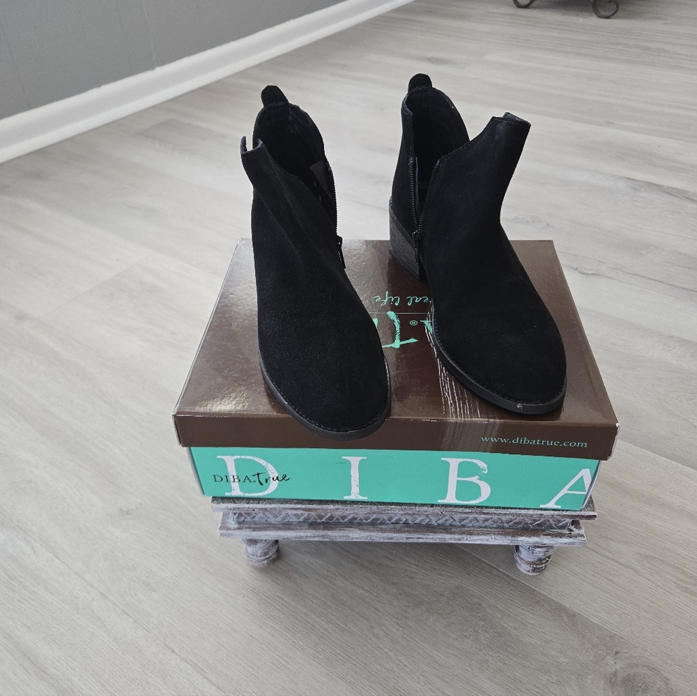 Lowcut Black Boots. Leather Upper. Graduating Heel 1-2 Inches